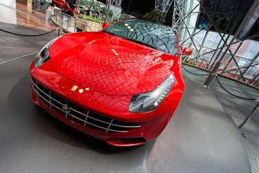 Опыт вождения и обслуживания пассажиров в Ferrari World